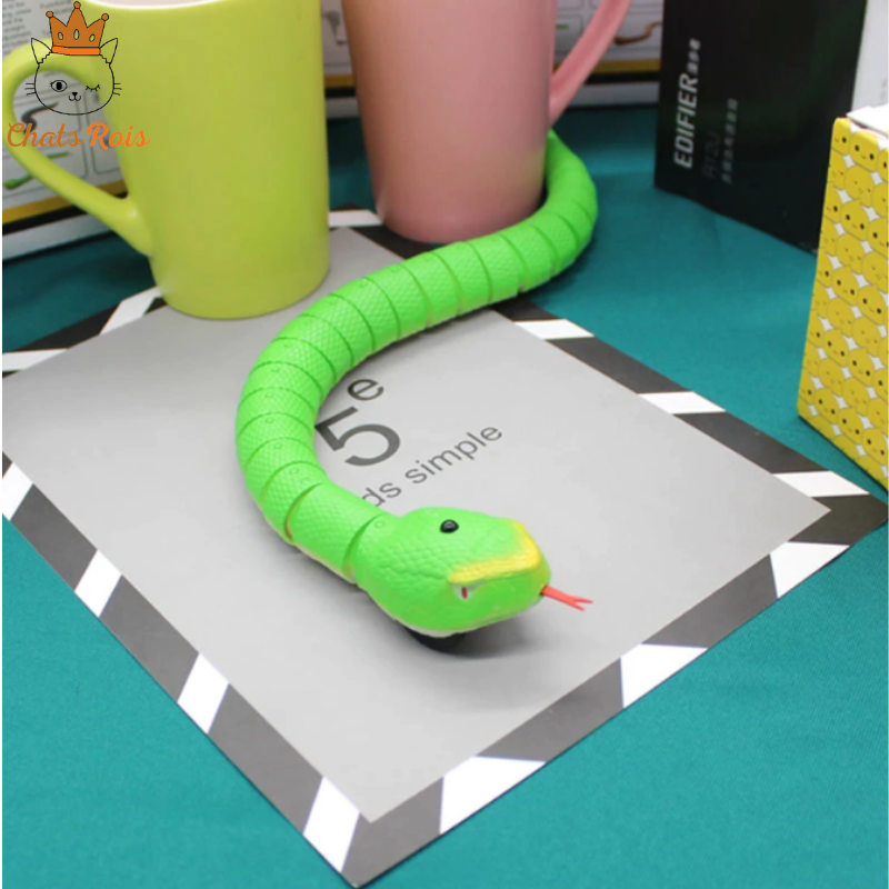 jouet-pour-chat-serpent-telecommande-interactif-stimulant-vert